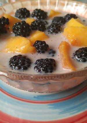 Una foto de Postre de zarzamoras y melocotón