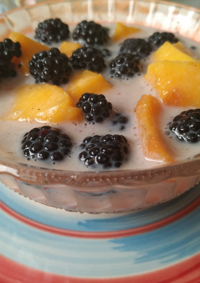 Una foto de Postre de zarzamoras y melocotón