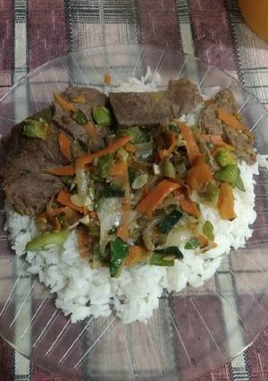 Una foto de Wok de verduras con arroz y carne