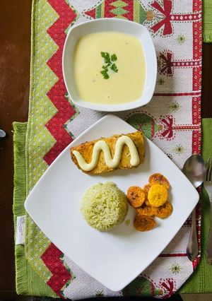 Una foto de Salmón al horno, arroz verde y crema de coliflor