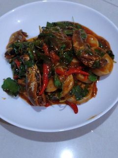 รูปของ ผัดกะเพราปลากระป๋องใส่หมูยอ