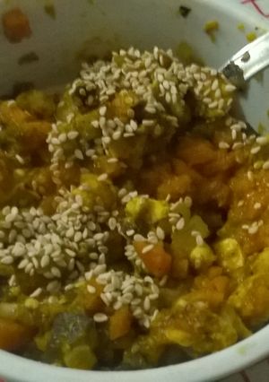 Una foto de Cazuela de pollo con verduras, salsa de zanahoria y curry y semillas ♥