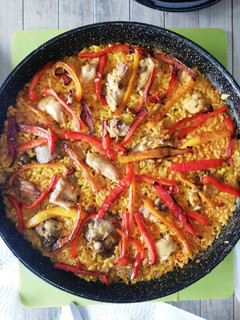 Una foto de Paella de conejo