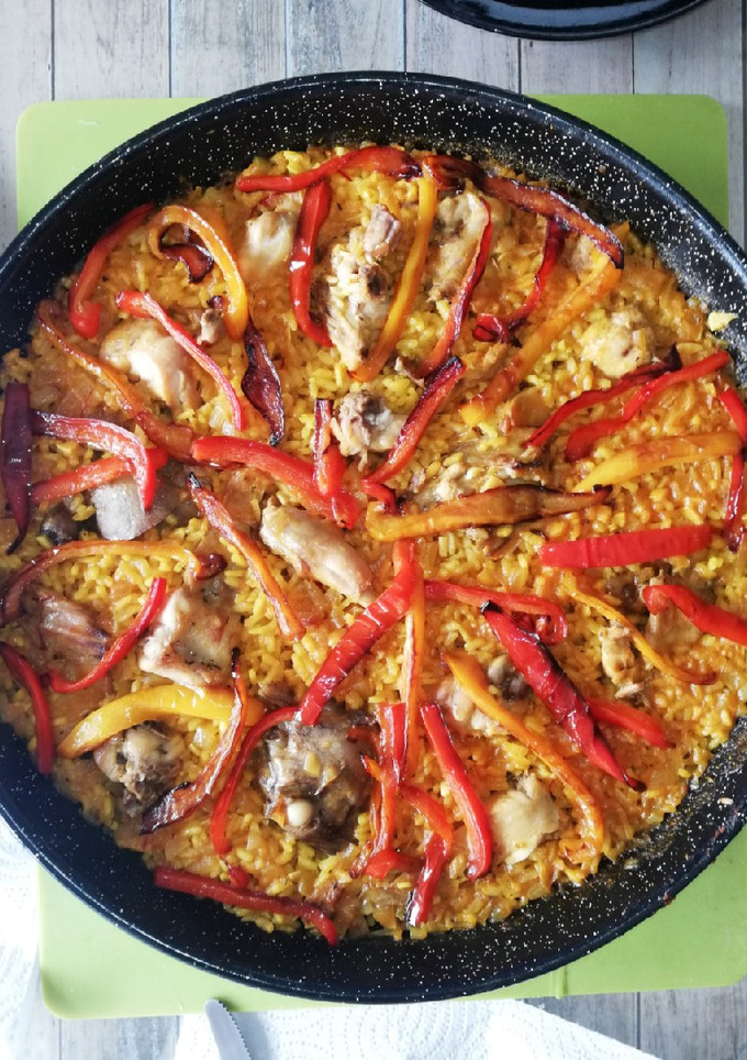 Una foto de Paella de conejo
