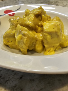 Una foto de Pollo adobado en salsa de cebolla y mostaza