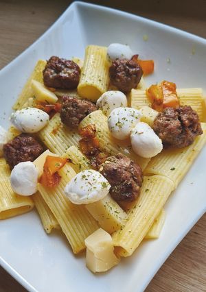 Une photo de Salade de Rigatoni aux boulettes de viande hachée et mozzarella 🍛