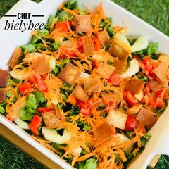 A picture of Fattoush salad.