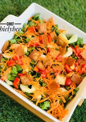 A picture of Fattoush salad.