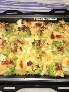 Una foto de Romanescu con patatas al horno