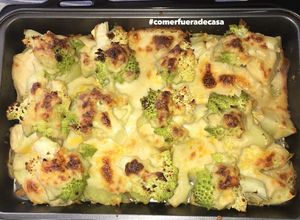 Una foto de Romanescu con patatas al horno