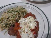Una foto de carne pesto