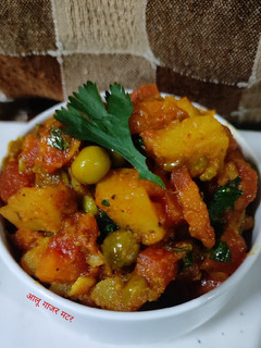 आलू गाजर मटर (Aloo gajar matar recipe in Hindi) रेसिपी मुख्य फोटो