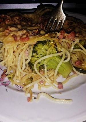 # 23 04 26 Remek kis vacsora, cukkini brokkoli spagetti parmezán combó recept fotója