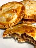 Empanadillas de pollo, queso y cebolla caramelizada