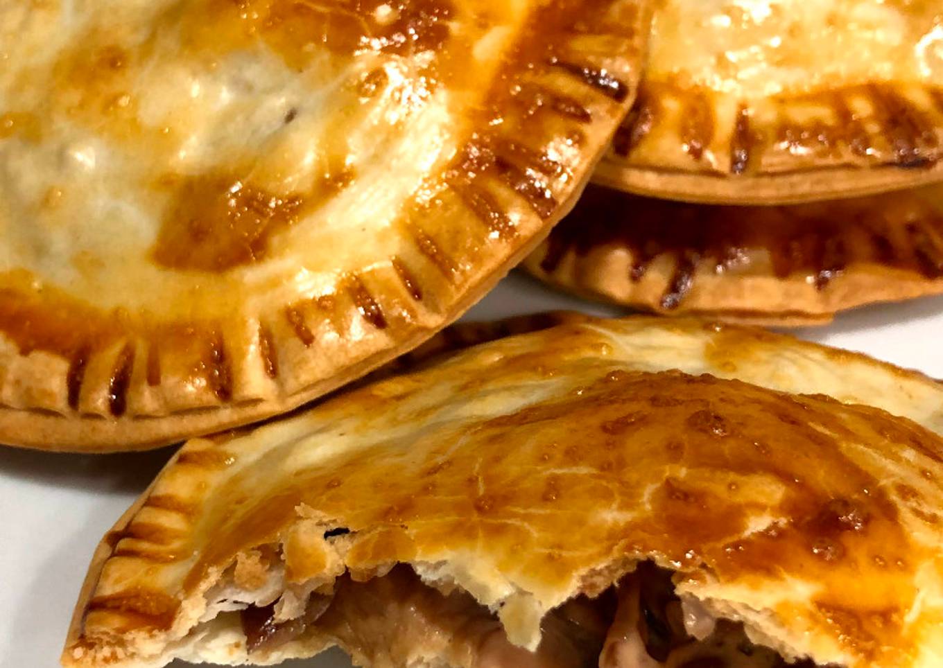 Empanadillas de pollo, queso y cebolla caramelizada