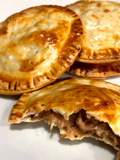 Una foto de Empanadillas de pollo, queso y cebolla caramelizada