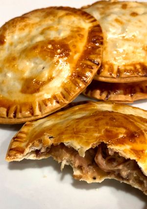 Una foto de Empanadillas de pollo, queso y cebolla caramelizada