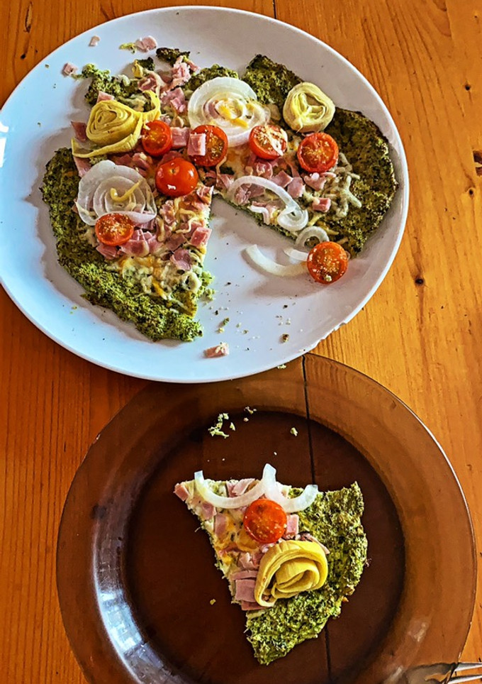Una foto de Pizza base de brócoli 🍕🥦