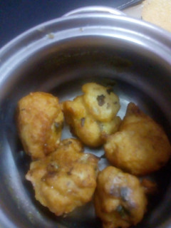 குழந்தை ஸ்பெசல் உளுந்து போண்டா (Ulundhu bonda recipe in tamil) செய்முறை முக்கிய புகைப்படம்