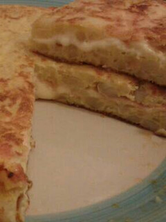 Una foto de Tortilla rellena de jamón y queso
