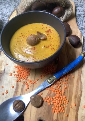 Une photo de 🫕Velouté 🍁🌶lentilles corail 🪸 châtaignes 🌰