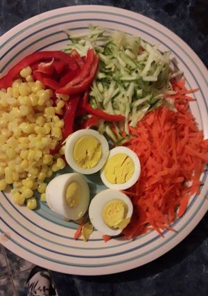 Una foto de Verduras con huevo duro