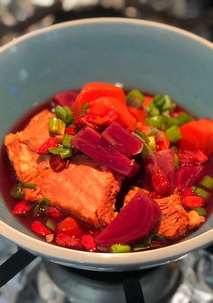 Hình của món Canh Sườn non hầm củ dền, carrot và kỷ tử.