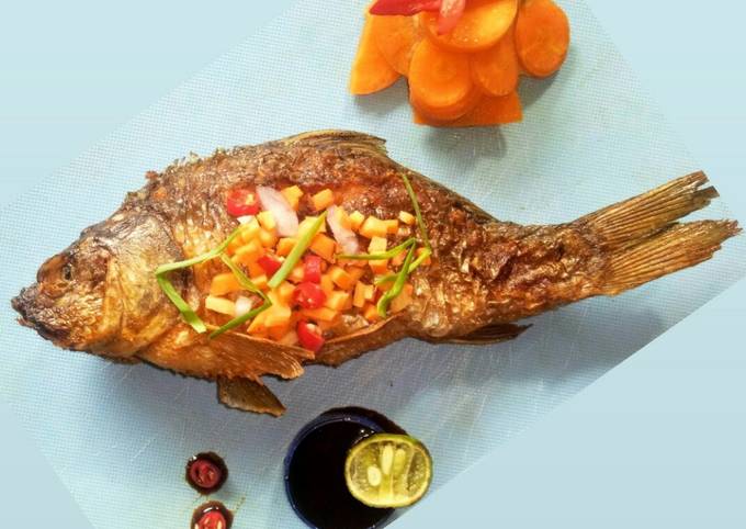 Resep Goreng ikan mas + sayur acar mentah dengan kecap ...