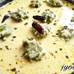 A picture of Kadhi Pakoda.