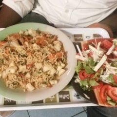A picture of Indomine with fresh tomatoes and veggies.