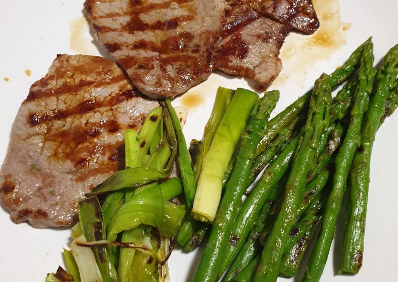 Ternera a la plancha con ajos tiernos y espárragos trigueros