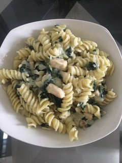 Una foto de Pasta con Pollo y Espinacas en Salsa Blanca (Bechamel)