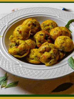 ஸ்பைசி சூப்பர் சாஃப்ட் கார பணியாரம்(kara paniyaram recipe in tamil) செய்முறை முக்கிய புகைப்படம்