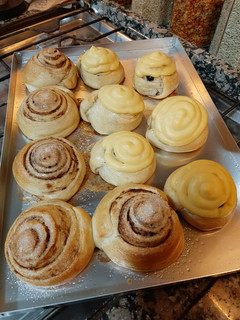 Una foto de Rolls de canela y de chips con pastelera