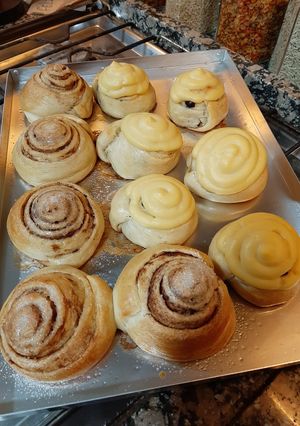 Una foto de Rolls de canela y de chips con pastelera