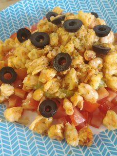 Una foto de Langostinos al ajillo con guacamole y tomate natural