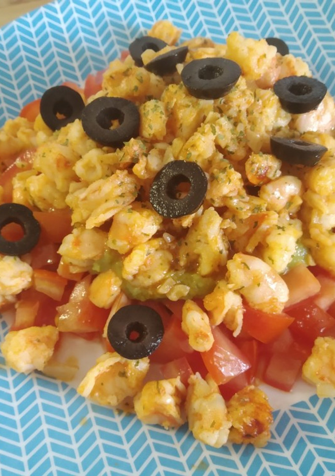 Una foto de Langostinos al ajillo con guacamole y tomate natural