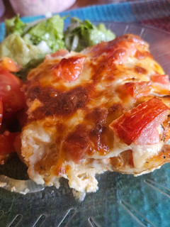 Una foto de Pollo al horno con papas y muzzarella