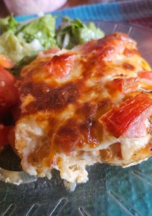 Una foto de Pollo al horno con papas y muzzarella