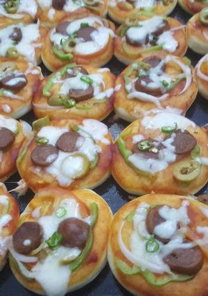 صورة لوصفة ميني بيتزا بالنقانق😋🍕