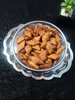 மைதா ஸ்வீட் சிப்ஸ் (Maida sweet chips recipe in tamil) செய்முறை முக்கிய புகைப்படம்
