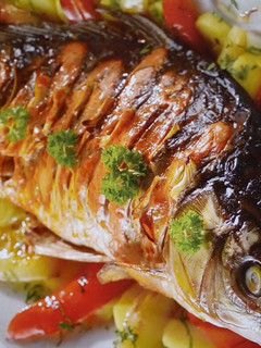 Fokhagymával, tejföllel sült egész ponty recept fotója