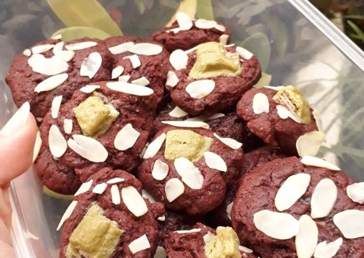 Red Velvet Cookies filled Ovomaltine (Beetroot Powder)