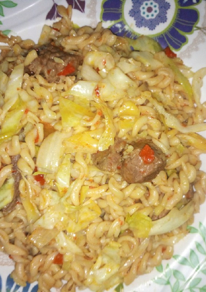 A picture of Macaroni jollof.