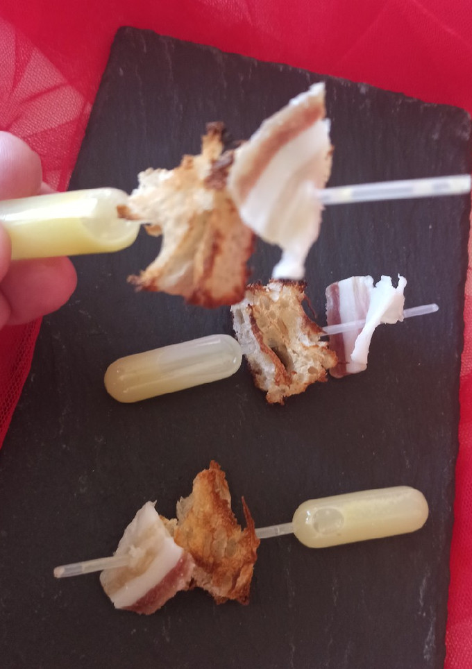 Una foto de Pipetas de guindilla con tocino ibérico
