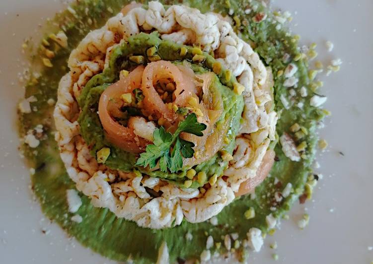 Gallomisù salato con salmone e crema di piselli