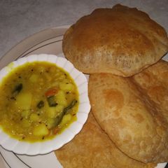 A picture of Puri and potato curry.