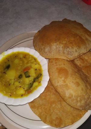 A picture of Puri and potato curry.