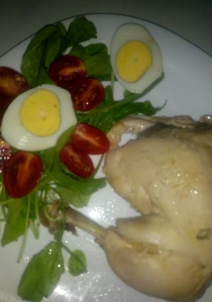 Una foto de "Pollo hervido con ensalada fresca de Rúcula huevo y Cherry"