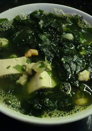 Hình của món Canh rong biển tôm tươi.